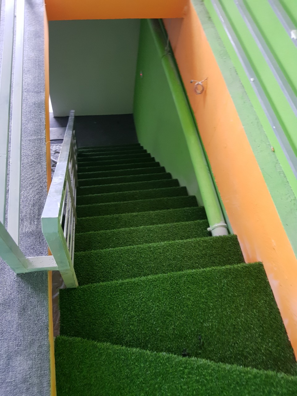 Trải thảm cầu thang màu xanh đẹp cho căn hộ và văn phòng