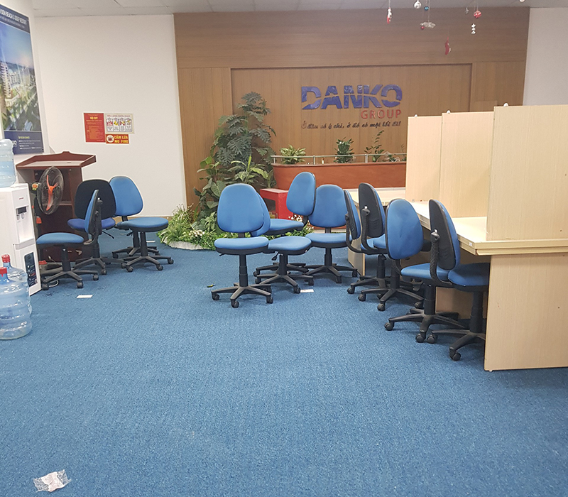 Không gian văn phòng của bạn cần một sự thay đổi mới? Hãy khám phá thi công thảm trải sàn văn phòng Danko Group. Sự hòa trộn hoàn hảo giữa chất liệu cao cấp và kiểu dáng tinh tế sẽ tạo nên một cái nhìn hoàn toàn mới cho nơi làm việc của bạn.