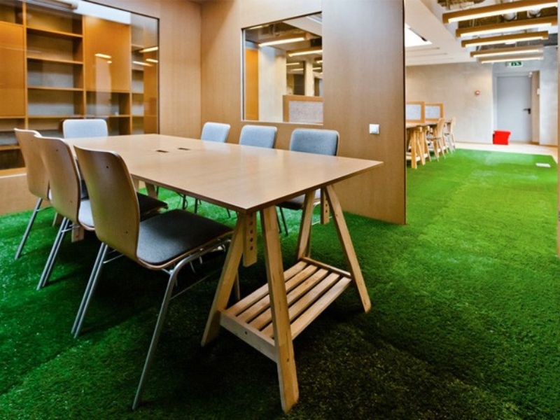 Lợi ích khi sử dụng thảm cỏ nhân tạo trong văn phòng làm việc