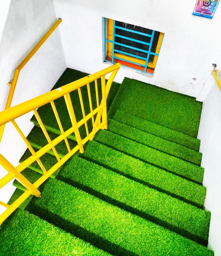 Thảm cỏ nhân tạo trải bậc cầu thang tại trường mầm non 
